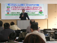 講演する梅原利夫さん