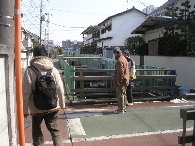 仙川に沿って通る歩行者が危険と指摘された四中北側の道路