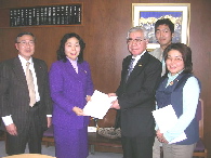 市長と４人の市議団