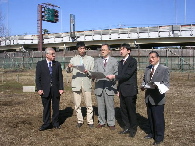 左から、岩田市議、栗原市議、笠井亮衆議院議員、吉岡正史　２２区くらし雇用対策委員長、私