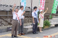 三鷹駅で、左から私、労働者後援会の方、吉岡正史さん、池田真理子さん