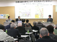 壇上、右側が副市長、左は会を主催した連絡会の方々