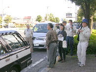 都の担当者から説明を聞く