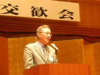 挨拶する笠井衆議院議員