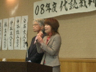 娘さんの代読で挨拶する小池さん