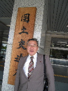 玄関前で