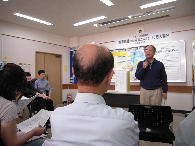 市民の会で説明する会の代表