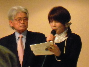 裁判後、報告集会で傍聴者に娘さんの代読で挨拶する小池公夫氏