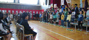 学校の先輩の温かい歓迎風景
