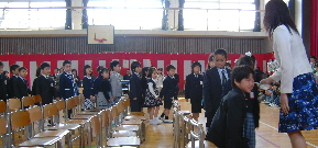 小学校新１年生は緊張の様子