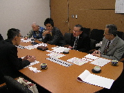 右が笠井議員、左は栗原議員、地元の市民の方も２名（内１名が撮影しています）参加