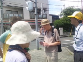 地元の方から風害や無駄な事業の数々の説明を受ける