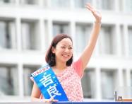 宣伝カーから声援に応える吉良よし子さん 宣伝カーから声援に応える吉良よし子さん