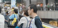 聞き入る人々 聞き入る人々